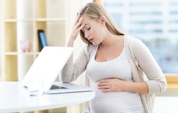 Mẹ bị bệnh lậu khi mang thai thường xuyên cảm thấy đau rát khi tiểu tiện và đau bụng âm ỉ