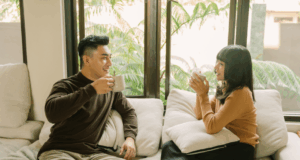 cặp đôi nên trò chuyện cởi mở để tìm được sự hòa hợp trong tình dục
