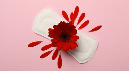 Quan hệ trong kỳ kinh nguyệt: 4 Nguy cơ & lời khuyên từ bác sĩ