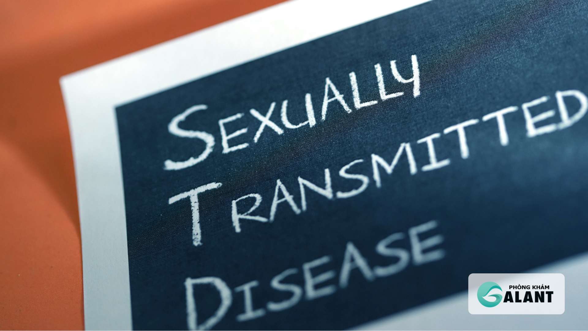 Bệnh xã hội lây qua đường nào? 5 con đường phổ biến nhất